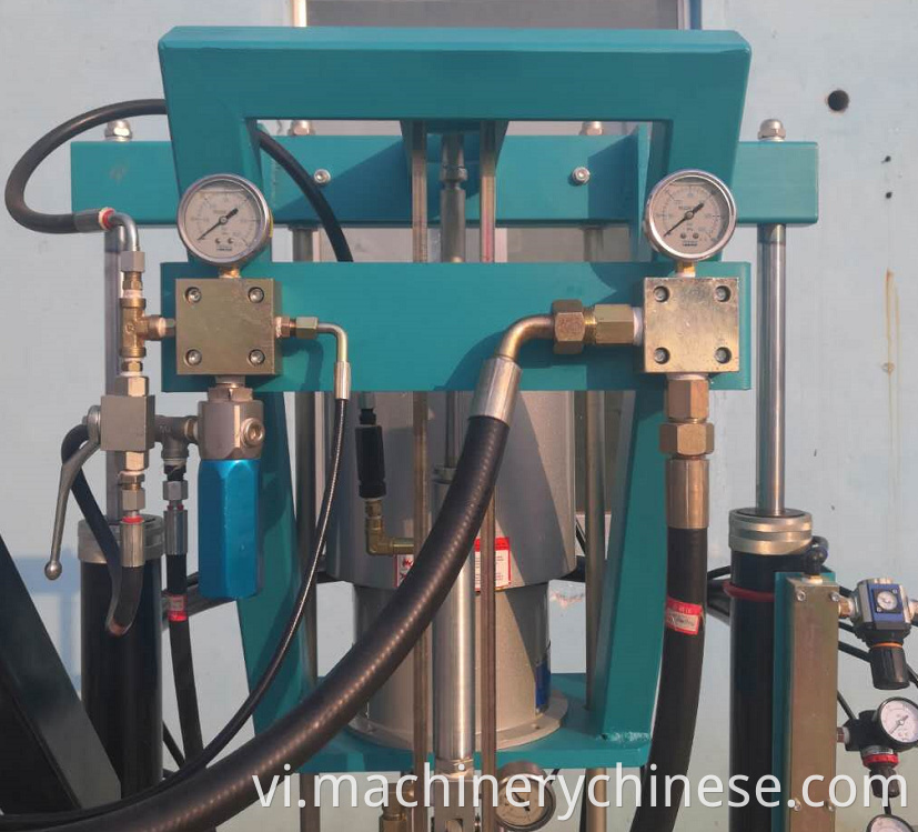 Two component sealant spreading machine 